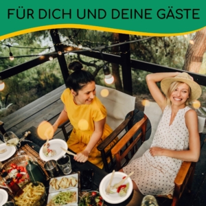 greenli Einweggeschirr und Einwegbesteck mit Freunden am Gartentisch